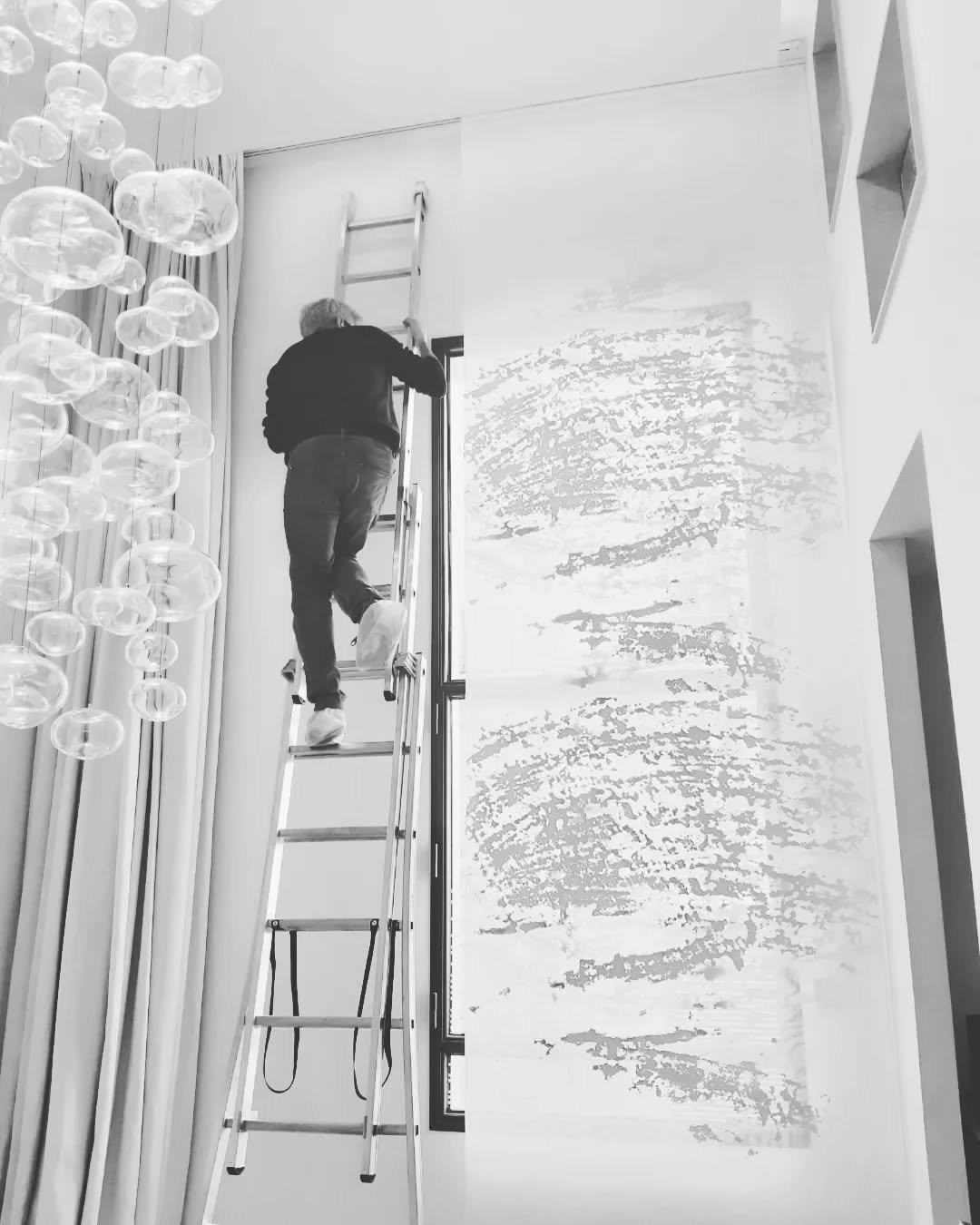 Pose de panneau japonais à Paris, vue noir et blanc