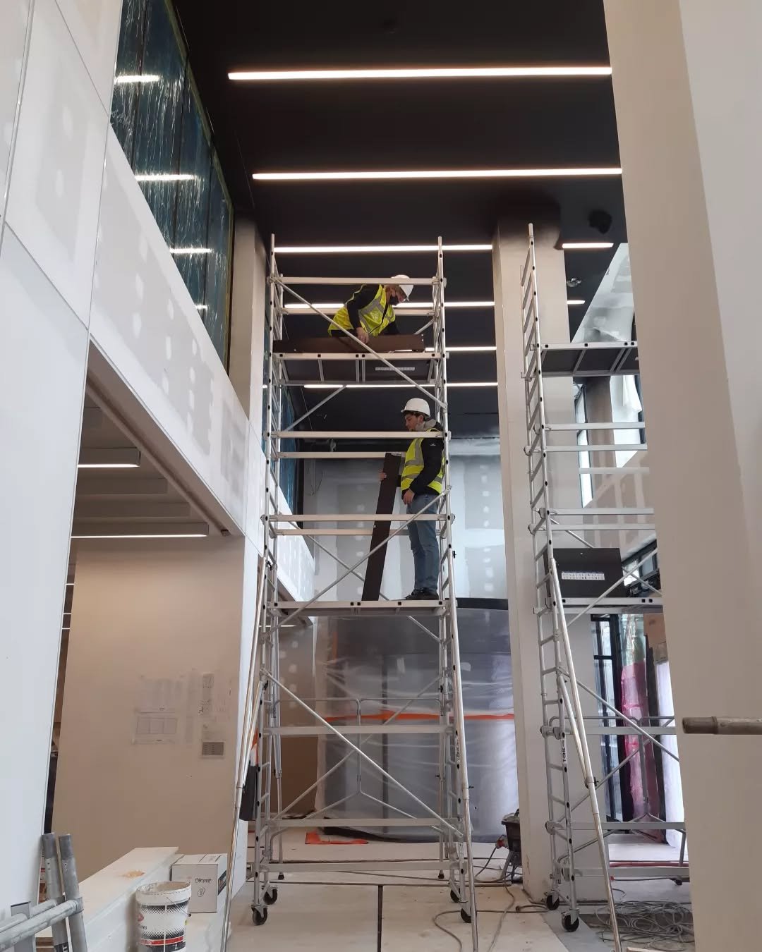 Hall d'entreprise, chantier en cours sur échafaudage