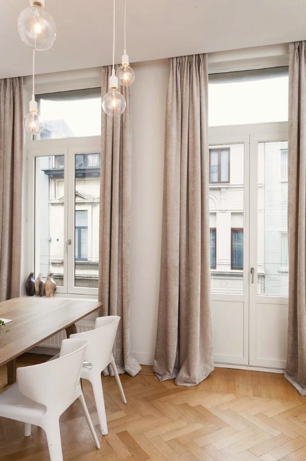 Hôtel particulier Paris, rideaux rouges et chandelier de cristal
