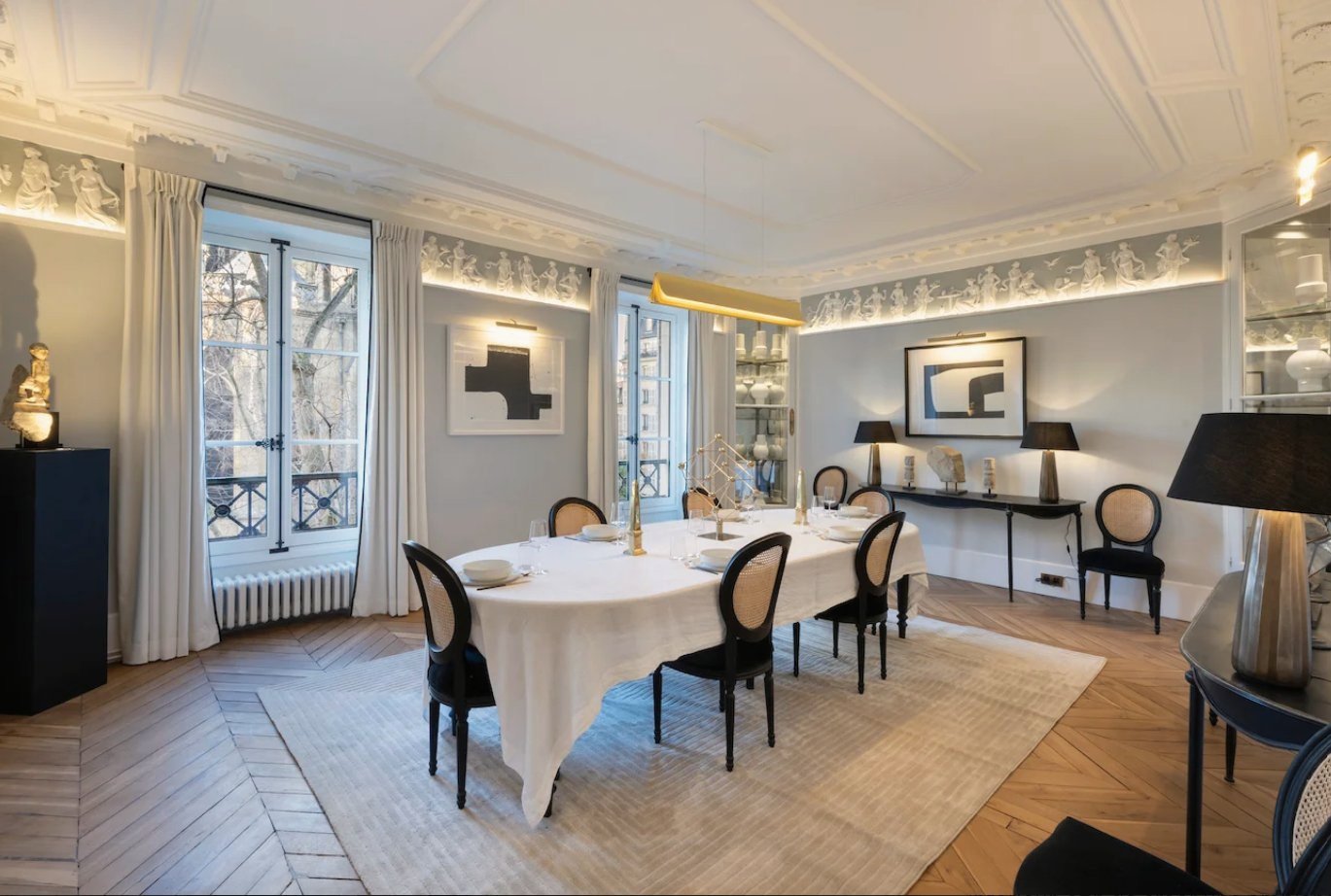Salon avec rideaux à motifs et piano à queue Paris