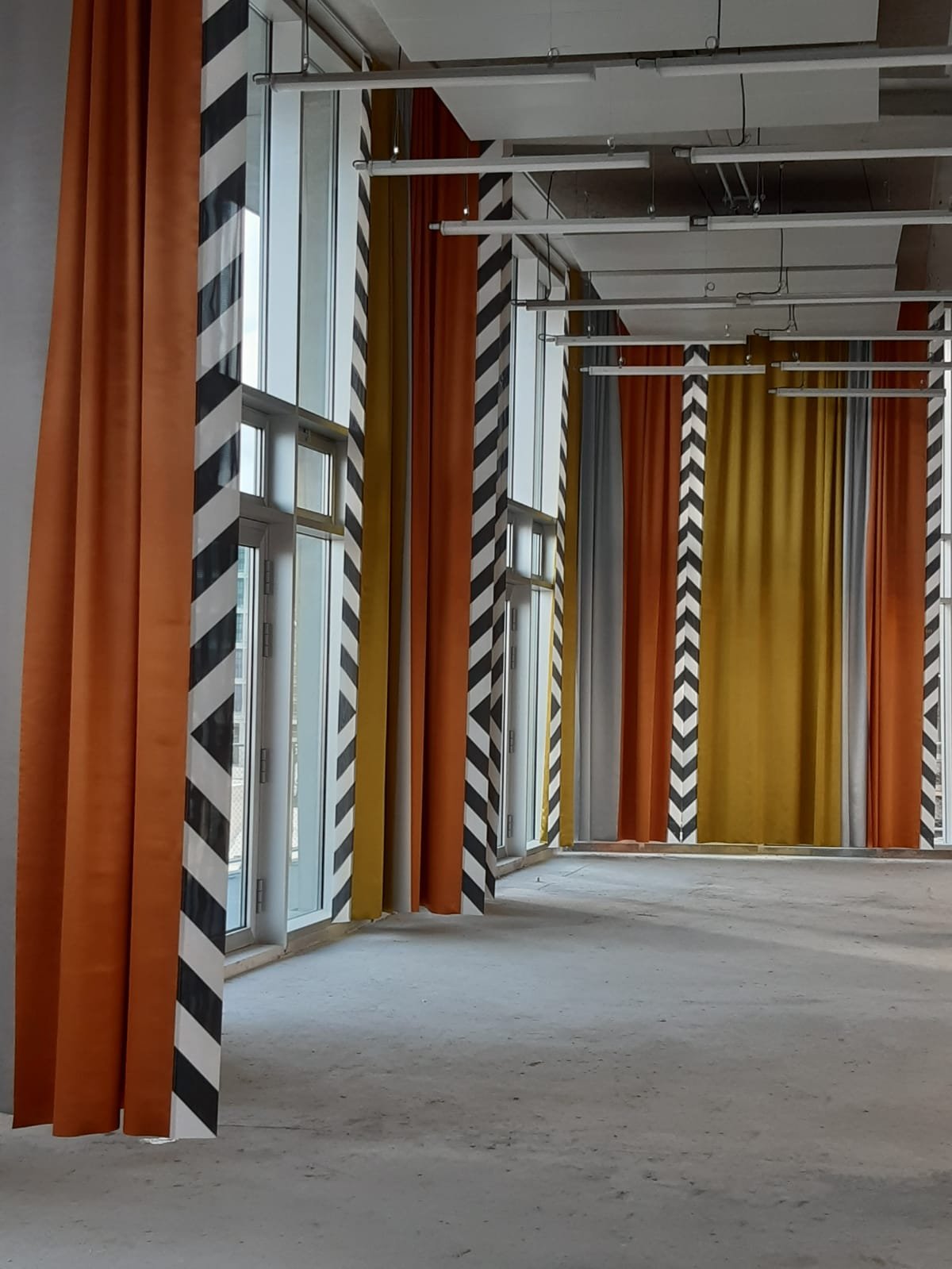 Salle d'exposition olympique, rideaux orange et jaune