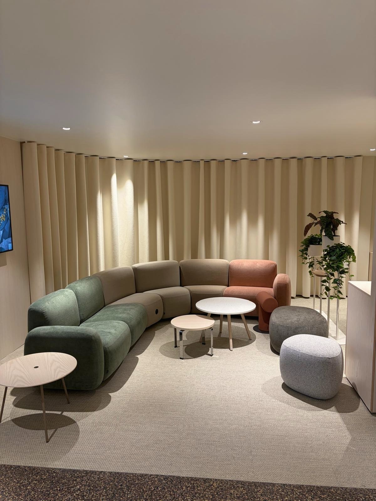 Salle d'attente d'entreprise, rideaux beige plissés